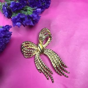 Beautiful vintage knitted bow brooch